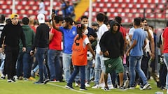 Momento en que varios aficionados ingresan a la cancha del Corriegidora