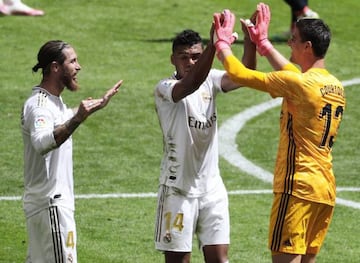 Courtois felicita a Casemiro y Ramos tras ganar en San Mamés.