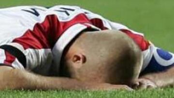 <b>SE DERRUMBA EL MITO.</B> Beckham ha pasado de ser idolatrado en Asia a recibir duras críticas.