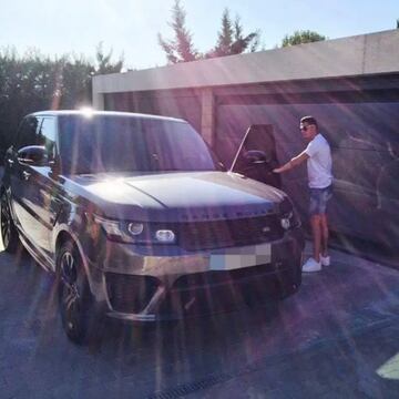 Conforme han pasado los años, Cristiano Ronaldo ha ido optando por vehículos más grandes y espaciosos, y es que cabe tener en cuenta que la familia del portugués cada vez es más amplia. Quizá por esta razón decidió adquirir este Range Rover de algo más de 100.000 euros, uno de los más lujosos todoterrenos del mercado que suele emplear a menudo para llegar a la ciudad deportiva de la Juventus en Turín.