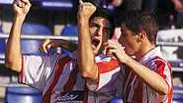 MORTALES. Diego Alonso recibe la felicitación de Fernando Torres con el que forma una pareja letal para una delantera atlética arrolladora.