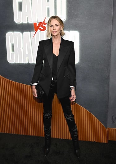 Charlize Theron posa en la alfombra roja antes del inicio del combate entre Canelo Álvarez y Terence Crawford celebrado en Las Vegas. 