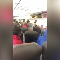 Terrible pelea a puñetazos entre dos mujeres a bordo de un avión... y 50 personas mirando sin hacer nada