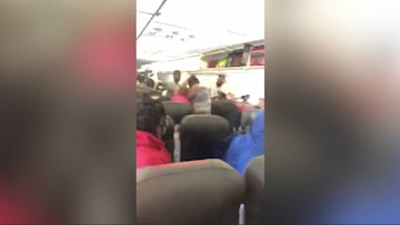 Terrible pelea a puñetazos entre dos mujeres a bordo de un avión... y 50 personas mirando sin hacer nada