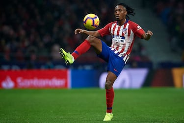 
El Atlético aprovechó el resquicio que permitía la rescisión unilateral de contrato de varios jugadores del Sporting por ‘causa justa’ e incorporó al talentoso extremo. Una denuncia del club portugués a la FIFA acabó llevando al Atlético a pagar un traspaso, pero fue inferior a lo ingresado desde el Mónaco en su venta. Solo jugó medio curso en el Atlético, Simeone le intentó reconvertir a delantero de área y marcó un único gol (en Copa al Sant Andreu) en 12 partidos. Gelson se marchó cedido en enero de 2019 al Mónaco y no volvió.
