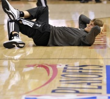 Kirilenko, estirando para un partido clave.