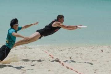 Los jugadores no pueden caminar ni correr mientras tengan el disco en las manos. El Ultimate es distinguido por su principio del "Espíritu de Juego", su alto rendimiento y la alegría del juego. El ultimate recoge elementos del fútbol, del baloncesto y del fútbol americano, sustituyendo el balón por un disco volador (frisbee). Una de sus características más llamativas es la ausencia de un árbitro, el deporte se regula por el espíritu deportivo de cada jugador y equipo. Sus orígenes se remontan al ámbito universitario estadounidense de los años 60, introduciéndose en Europa a principios de los años 80. A nivel mundial se estima que hay unos 300 000 jugadores distribuidos en aproximadamente 5000 equipos.