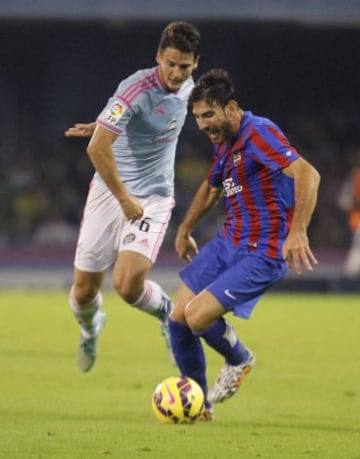 El centrocampista serbio del Celta de Vigo Nemanja Radoja y el defensa del Levante Héctor Rodas durante el partido de la novena jornada de Liga disputado en el estadio del Balaidos de Vigo. 