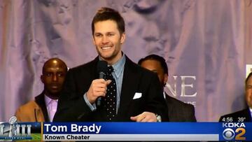 El quarterback de los New England Patriots Tom Brady en un informativo de la cadena estadounidense KDKA, asociada a la CBS, en el que fue calificado como &quot;conocido tramposo&quot;