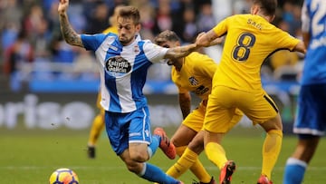 Fede Cartabia, regateando a varios rivales durante el partido ante el Atl&eacute;tico de Madrid en Riazor.