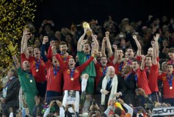 Mundial de Sudáfrica de 2010. El 11 de julio se disputó la final entre Holanda y España. Fue en el minuto 116 cuando Iniesta hizo historia. Ganó España 0-1 y Casillas fue el encargado de levantar la primera Copa del Mundo para la Roja.  
