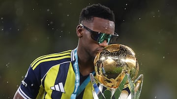 ISTANBUL, TURKEY - JANUARY 10: Jhon Duran of Fenerbahce celebrates with the trophy during the Turkish Super Cup Final match between Fenerbahçe SK and Galatasaray SK at Ataturk Olympic Stadium on January 10, 2026 in Istanbul, Turkey. (Photo by Ahmad Mora/Getty Images)