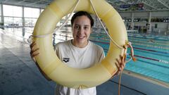 Alba V&aacute;zquez bromea con un flotador salvavidas en la piscina de M&aacute;laga en la que se prepara.