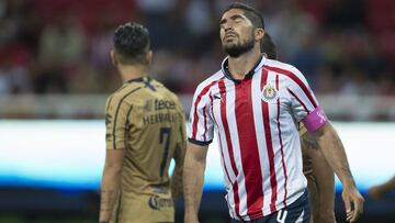 El defensa central de las Chivas denunci&oacute; por su cuenta de Instagram que fue asaltado a mano armada y despojado de sus pertenencias.