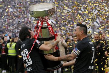 Los jugadores de Colo Colo celebran con el trofeo de la Super Copa tras el partido contra universidad Catolica disputado en el estadio Nacional.
