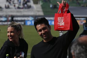 El jugador de Palestino Jose Luis Jimenez, es presentado junto su familia en el estadio La Cisterna de Santiago, Chile.