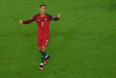 Critics continue Cristiano attack: "Less poses, more pen practice"