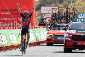 El ciclista italiano celebra su victoria en la novena etapa de La Vuelta.