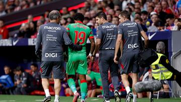 Rosier abandona el terreno de juego lesionado en el Metropolitano.