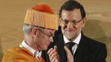 El presidente del Gobierno, Mariano Rajoy, aplaude durante el acto en el que el presidente del Consejo Europeo, Herman van Rompuy, ha sido investido doctor &quot;honoris causa&quot; por la universidad CEU-San Pablo.