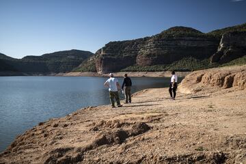 La gran sequía que sufre toda la península ha dejado al descubierto algunos tesoros. En el pantano de Sau, que ahora está al 30% de su capacidad, ha emergido el antiguo pueblo sepultado de Sant Romà que quedó inundado tras la construcción del pantano en 1963.