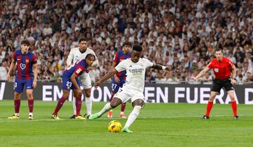 Vinicius lanzó el penalti a su derecha, de manera ajustada, superando la estirada de Ter Stegen.