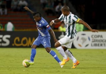 Luis Enrique Martinez (R) of Colombia's Atletico Nacional fights for the ball with Miller Bolanos of Ecuador's Emelec during their Copa Libertadores soccer match at the Atanasio Girardot  stadium in Medellin, May 14, 2015. REUTERS/Fredy Builes