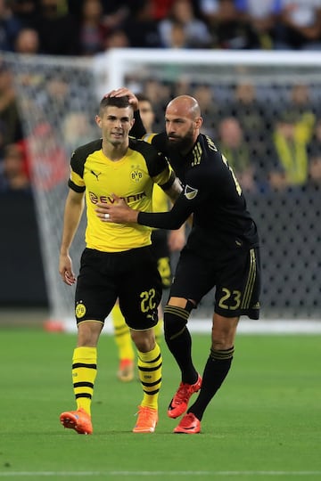 Laurent Ciman se disculpa con Christian Pulisic tras una fuerte entrada. No hay partidos amistosos actualmente. Se juega con todo.