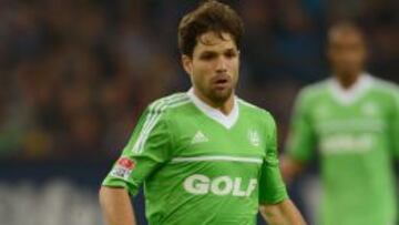 Diego conduce un balón en un partido de la Bundesliga.