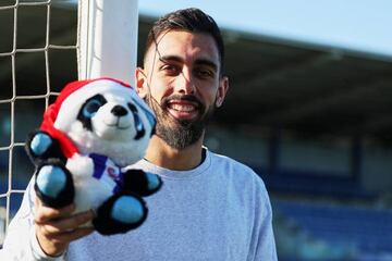 Borja Iglesias posa para AS con el panda y con su perenne sonrisa.