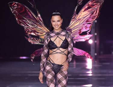 Adriana Lima durante el desfile de Victoria's Secret Fashion Show en Brooklyn.