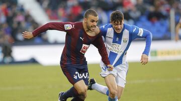 Adrin Marn trata de frenar a Pedro Len ante el Eibar.