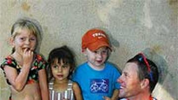 <b>PAPÁ LANCE.</B/> Armstrong se relaja con su hijo Luc y con dos amigas de éste, Alegra y Layne.