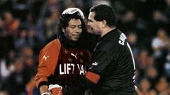 Ren&eacute; Higuita y Jos&eacute; Luis Chilavert en el partido de despedida del paraguayo.