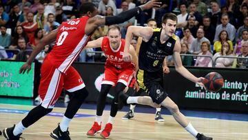 GRAFCAN2625. LA LAGUNA (TENERIFE), 13/04/2019.- El alero del Iberostar Tenerife, Nico Brussino, supera al jugador del Ucam Murcia,Ovie Soko, durante el partido disputado este sábado en la 27 jornada de la Liga Endesa. EFE/ Cristóbal García