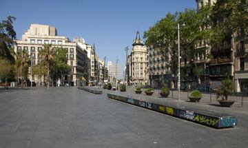 Ni una sola alma paseando -o sentada- por este cntrico spot de la ciudad de Barcelona.