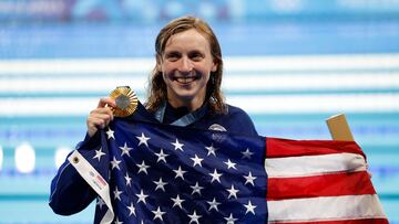 Paris (France), 31/07/2024.- Gold medalist Katie Ledecky of USA poses after the Women 1500m Freestyle final of the Swimming competitions in the Paris 2024 Olympic Games, at the Paris La Defense Arena in Paris, France, 31 July 2024. (1500 metros, 1500 metros, Francia) EFE/EPA/FRANCK ROBICHON