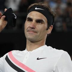 Federer elogia a Nadal y aplaza su regreso