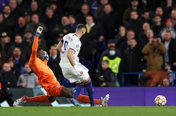 Karim Benzema aprovecha una mala entrega con el pie de Édouard Mendy para anotar a puerta vacía el 1-3 en Stamford Bridge, el pasado abril de 2022.