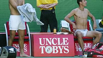 <B>INESPERADO "STREAP-TEASE"</B>. Santoro y Llodra festejaron el triunfo despojándose de su ropa deportiva y lanzándola al público quedándose únicamente en ropa interior.