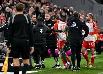 El Bayern Munich volvió a ganar en la  Bundesliga ante el Unión Berlín gracias a un gol de Raphael Guerreiro. Pero la imagene del partido la protagonizaron Nenad Bjelica y Leroy Sané. Cuando el conómetro marcaba 74 minutos, el entrenador del Union Berlin Nenad Bjelica, no le quiso alcanzar el balón a Leroy Sané para que este sacara rápido de banda. Este gesto molestó mucho al jugador del Bayern que propinó algunos improperios Nenad. Tras ello el entrenador le dio un manotazo al '10' del Bayern. Tuvieron que intervenir asistentes de ambos conjuntos para frenarlos.