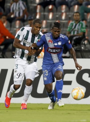 Orlando Berrio (L) of Colombia's Atletico Nacional fights for the ball with John William Narvaez of Ecuador's Emelec during their Copa Libertadores soccer match at the Atanasio Girardot stadium in Medellin, May 14, 2015. REUTERS/Fredy Builes