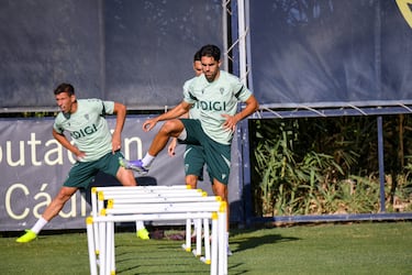 El Cádiz anuncia las rescisiones de Alcaraz y Sobrino