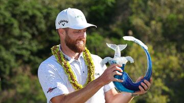 El estadounidense Chris Kirk con el trofeo de The Sentry.