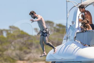 Messi, Luis Suárez y Cesc en sus vacaciones familiares en Ibiza.