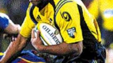 <b>CORRE RIESGO.</b> El neozelandés Jonah Lomu.