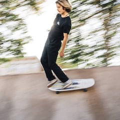 Así convierte Yow famosas zonas de skate de Barcelona en olas de cemento