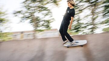 Así convierte Yow famosas zonas de skate de Barcelona en olas de cemento