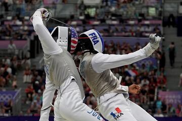 La esgrima sigue siendo protagonista en los Juegos con nuevos combates en el Gran Palacio de Par¨ªs. Se disputaron los octavos de final de florete individual masculino, donde el estadounidense Gerek Meinhardt, a la izquierda, y el franc¨¦s Enzo Lefort protagonizaron esta curiosa imagen, en la que el galo toca a su rival de espaldas.