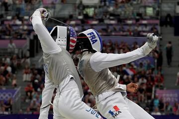 La esgrima sigue siendo protagonista en los Juegos con nuevos combates en el Gran Palacio de París. Se disputaron los octavos de final de florete individual masculino, donde el estadounidense Gerek Meinhardt, a la izquierda, y el francés Enzo Lefort protagonizaron esta curiosa imagen, en la que el galo toca a su rival de espaldas.